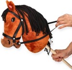 Hobby Horse Pluszowy Koń na Patyku z Dźwiękiem Gniadek, Realistyczne Detale, 70 cm, Zabawka dla Dzieci 3+